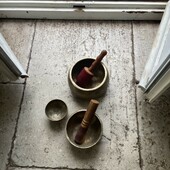 👨‍🏫 Connaissez-vous les bols anciens ? 

⏳Les bols anciens proviennent de la région de l'Orissa, berceau du bol tibétain en Inde, où les ateliers ont tous fermé depuis plus de vingt ans.

💡 Les bols anciens sont donc des pièces rares qui ont la particularité d'être composés d'un alliage légèrement différent des bols récents, et d'une forme spécifique : leur fond est plat, ce sont des bols stables posés sur le corps et leur paroi est assez fine, ce sont des bols plutôt légers.

🔊Ils bénéficient d'une excellente qualité de son, ce sont des pièces de grande valeur symbolique et sonore.

✨Chez Jokat on vous propose les bols anciens de l'Orissa et de nombreux autres types de bols que vous pouvez découvrir sur Jokat.net

 #bolstibetains #bolschantants #bolsanciens #boltibetain