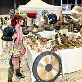 [Salon] 📣 Amis belges, nous vous accueillons sur le superbe salon Valériane au parc expo de Namur au stand D32 !

🎶 A partir d’aujourd’hui et jusqu’à dimanche soir, venez découvrir et tester nos instruments de relaxation sonore !

@salon_bio_valeriane 
#salonvaleriane #namur #salonbio #boltibetain #handpan #gong #bienetre #relaxation #meditation #valeriane #valériane #salonvalériane