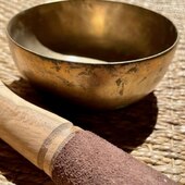 ⚜️ Les bols anciens de l’Orissa

〰️ Fabriqués dans la région de l’Orissa au nord est de l’Inde, berceau des bols tibétains.

〰️ Les derniers ateliers ont fermé dans cette région dans les années 2000.

〰️ Nos fabricants, basés au Bengale, la région voisine, collectent pour nous ces pièces de plus en plus rares, exceptionnelles d’un point de vue sonore et vibratoire.

〰️ Ils portent les traces du temps et ont l’avantage et la particularité d’avoir un fond plat, plus stable pour poser ces bols sur le corps pour démultiplier les sensations.

〰️ De formats petits a moyens (diamètre 10 à 17cm), ils vous apporteront une vibration douce et puissante et un son grave qui vous fera voyager.

👁️‍🗨️ Pour les decouvrir et les écouter, RDV sur www.jokat.net (lien en bio) dans la Rubrique Bols chantants > Bols anciens

#bolancien #orissa #bolchantant #boltibetain #montpellier #tradition #sonotherapie #meditation #relaxation #voyagesonore #modelagesonore #massagesonore #tibetain #musique #therapie